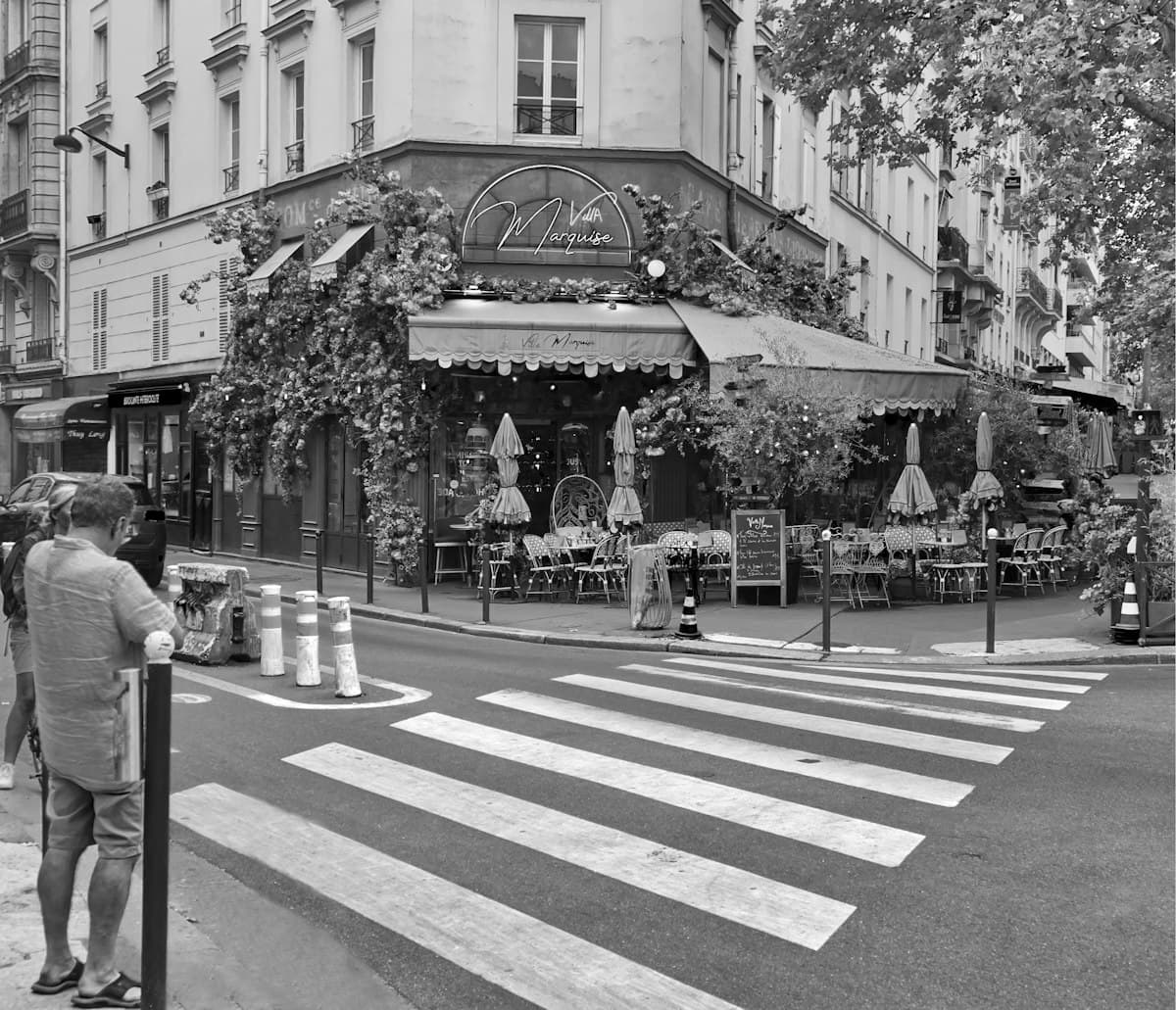 Solo traveler exploring Paris, France safely