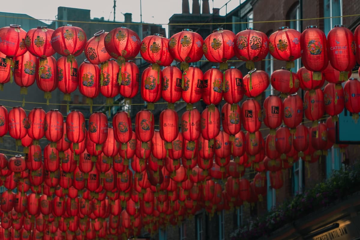 Solo traveler exploring London, United Kingdom safely